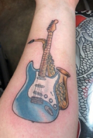 电吉他纹身 女生手臂上萨克斯和吉他纹身图片