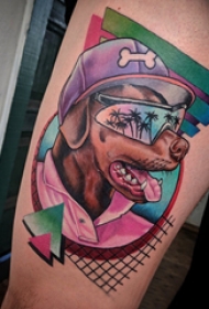 大腿纹身男 男生大腿上度假的小狗纹身图片