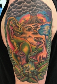 德国恐龙纹身 男生大臂上彩色的恐龙世界纹身图片