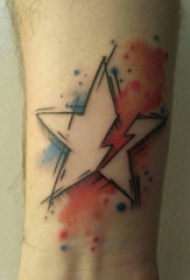大五角星纹身 男生手臂上彩色的五角星纹身图片