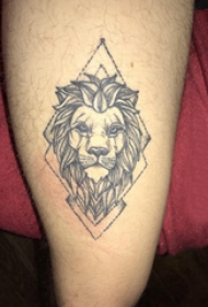 百乐动物纹身 男生大腿上菱形和狮子纹身图片