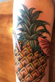 菠萝纹身图案 女生手臂上彩色的菠萝纹身图片
