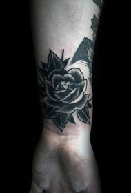 黑玫瑰纹身图   黑色色调的玫瑰纹身图案