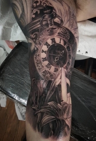时钟纹身    钟声嘹亮的时钟纹身图案