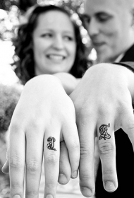 情侣戒指纹身   清新小巧的情侣戒指纹身图案
