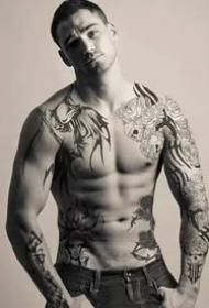 纹身帅哥：肌肉与纹身完美结合的帅哥图片