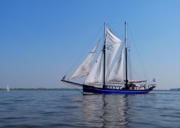 海面航行的白帆船图片(12张)