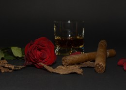 雪茄、玫瑰和啤酒放置一起图片(9张)