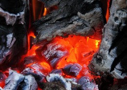 燃烧着的木炭图片(10张)