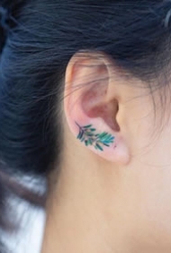 一组耳朵上的超简约小艺术纹身图