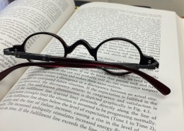 摆在书本上的眼镜图片(11张)