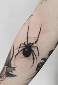 好看的一组黑灰小蜘蛛纹身图案