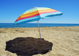 海滩上的太阳伞图片(13张)