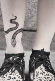 脚踝处环绕脚部的一组脚环纹身图案
