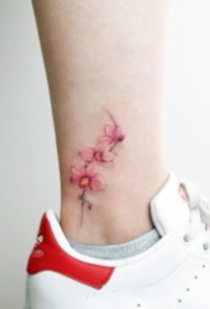 脚踝位置的超小清新花朵纹身作品