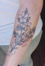 手臂上很好看的双色植物线条纹身图片