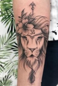 小清新线条设计风格的狮子主题纹身图案