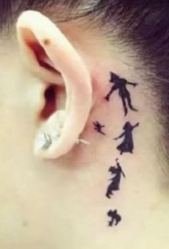 一波纹在耳朵上的小纹身作品