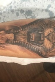 狮子头纹身图片 男生小手臂上黑灰纹身动物狮子头纹身图片