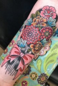 彩色花朵纹身图案 女生小手臂上纹身彩色花朵和蝴蝶结图案