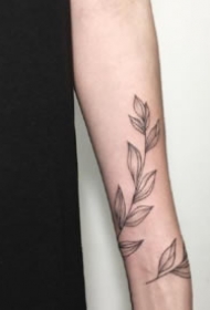 适合女孩子的植物藤蔓环绕手腕纹身