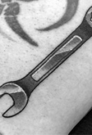 纹身工具   10张实用而又轻巧的扳手纹身图案