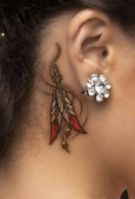 女生耳朵后面的小清新耳根纹身作品