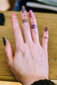 手指纹身图   9张个性而又小巧的手指纹身图案