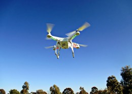 低空飞行的遥控无人机图片(13张)