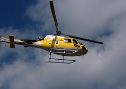 空中飞行的直升机图片(1