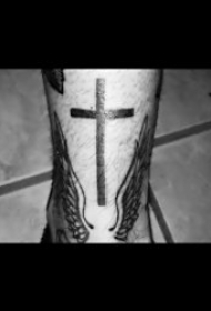 十字架纹身图案 10组形态各异的十字架纹身图案