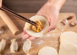 制作饺子的过程图片(10张)