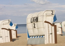 排列在沙滩上的沙滩椅图片(13张)