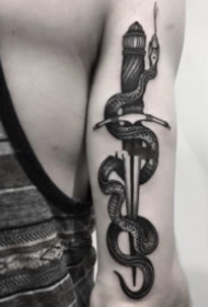 黑色小蛇纹身 9款兵器和小黑蛇搭配的纹身图案