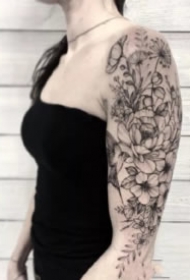 大臂素花纹身  9款女士的大臂黑灰花朵植物纹身图案