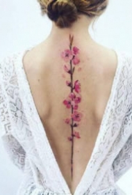 脊椎纹身 女生后背脊柱处唯美感觉的纹身图片