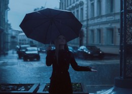 下雨天撑伞的人图片(11