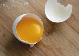 打破鸡蛋露出蛋清蛋黄图