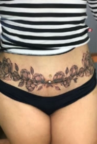 9张女性肚脐眼下的漂亮腹部纹身图案