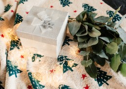 桌上的礼物盒和装饰灯图片(12张)