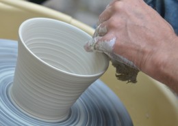 制作陶瓷的拉坯过程图片