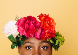 头戴鲜花的女人图片(9张)