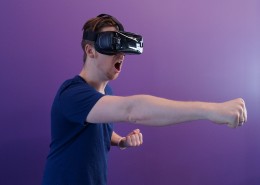 戴VR眼镜的男人图片(14