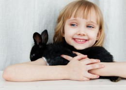 和兔子亲近的小女孩图片