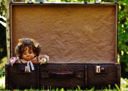 老式行李箱中的布偶玩具