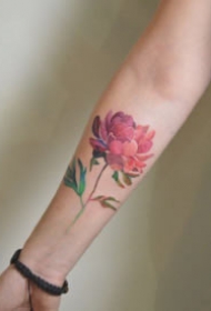 小臂花卉纹身：小臂胳膊上很漂亮的花朵纹身图片