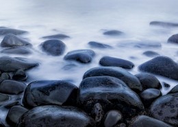 海边的黑色鹅卵石图片(1