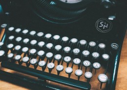 老式打字机上的键盘特写