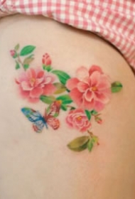 女生大腿的一组小清新性感花卉纹身图片