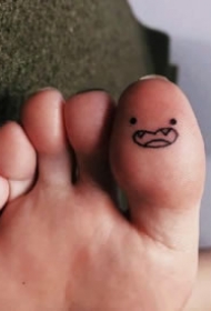 可爱的一组脚趾大拇指下面的表情符号纹身